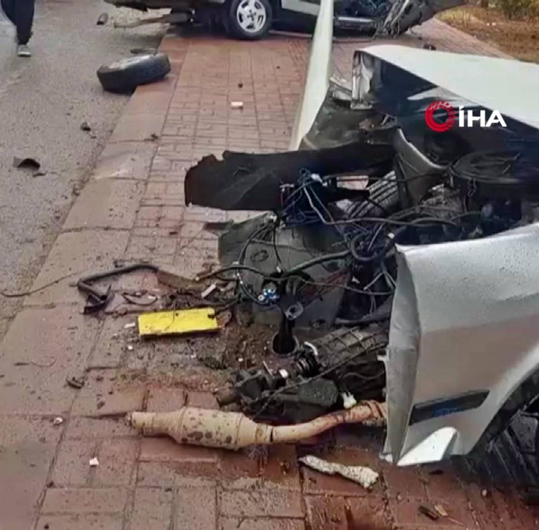 Elektrik direğine çarptı, ortadan ikiye bölündü! Görenler gözlerine inanamadı 3